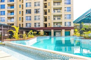 Pool - Chic 1-bedroom apartment in Nairobi with heated pool, fitness centre (Nairobi)