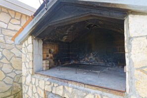 Property grounds - Villa Dany - 8 Persons, 4 Bedrooms, Private Pool, Barbecue (Kaštel)