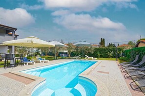 Outdoor pool - Villa Dany - 8 Persons, 4 Bedrooms, Private Pool, Barbecue (Kaštel)