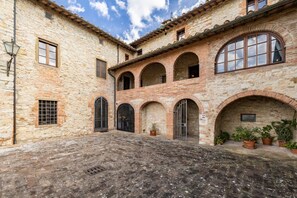 Exterior - Charming 160 square meters apartment, perfect for six people, located on the first floor of a recently renovated medieval convent (no elevator).The property is located in Monti, a hamlet of Gaiole in Chianti: the area is extremely quiet and surrounded by (Monti)