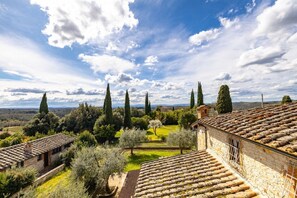 Property grounds - Charming 160 square meters apartment, perfect for six people, located on the first floor of a recently renovated medieval convent (no elevator).The property is located in Monti, a hamlet of Gaiole in Chianti: the area is extremely quiet and surrounded by (Monti)
