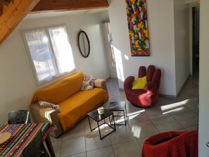 Living area - Holiday Home 'Aux Portes De La Forêt' with Mountain View, Wi-Fi & Air Conditioning (Graissessac)