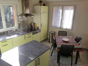 Private kitchen - Holiday Home 'Aux Portes De La Forêt' with Mountain View, Wi-Fi & Air Conditioning (Graissessac)