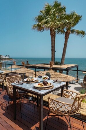 Outdoor dining - SPECTACULAR PROPERTY WITH PANORAMIC SEA, MOUNTAIN AND GOLF COURSE VIEWS (Mijas-Costa)