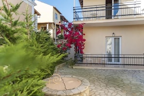 Terrace/patio - BOHOTEL Eleonas Anex Apartments (Corfu)