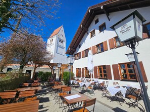 Outdoor dining - Room '12 Small Double Bed Suite' with Wi-Fi (Seefeld)