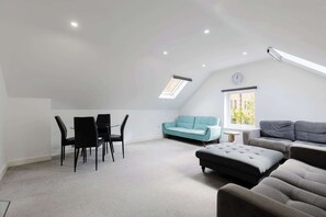 TV, offices - Beautiful 1BDR Canalside Flat in Canada Water (Greater London)