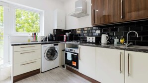 Een koffiezetapparaat/waterkoker, een koelkast, een magnetron, een oven