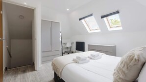 1 slaapkamer, een strijkplank/strijkijzer, internet, beddengoed