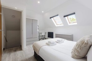 1 bedroom, iron/ironing board, Internet, bed sheets - Beautiful 1BDR Canalside Flat in Canada Water (Greater London)