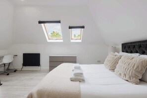1 bedroom, iron/ironing board, Internet, bed sheets - Beautiful 1BDR Canalside Flat in Canada Water (Greater London)