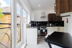 Fridge, microwave, oven, stovetop - Beautiful 1BDR Canalside Flat in Canada Water (Greater London)