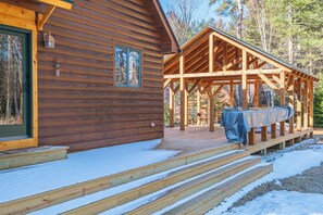 Outdoor dining - Riverwood Chalet- Near Sunday River (Newry)