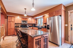 Private kitchen - Riverwood Chalet- Near Sunday River (Newry)