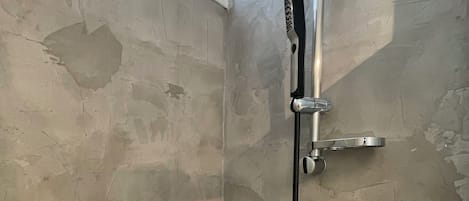 Douche, savon, papier toilette