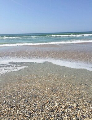 Sun-loungers, beach towels - Seaside Retreat - oceanfront, pool sleeps 4, views, previous”Leg-a-Sea” (Atlantic Beach)