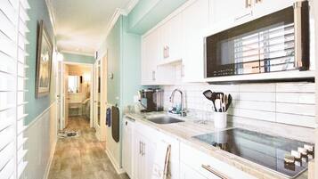 Coffee/tea maker, fridge, microwave, oven