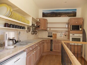 Private kitchen - Spacious part of  18th c. manor house,  in a quiet village of the Corbieres. (Saint-Louis-et-Parahou)