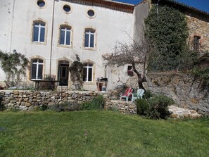 Terrace/patio - Spacious part of  18th c. manor house,  in a quiet village of the Corbieres. (Saint-Louis-et-Parahou)