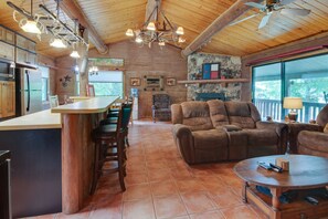 Interior - Paradise on the Brazos River - 3 Bedroom House on The River in Weatherford (Weatherford)