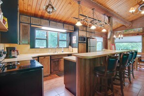 Private kitchen - Paradise on the Brazos River - 3 Bedroom House on The River in Weatherford (Weatherford)