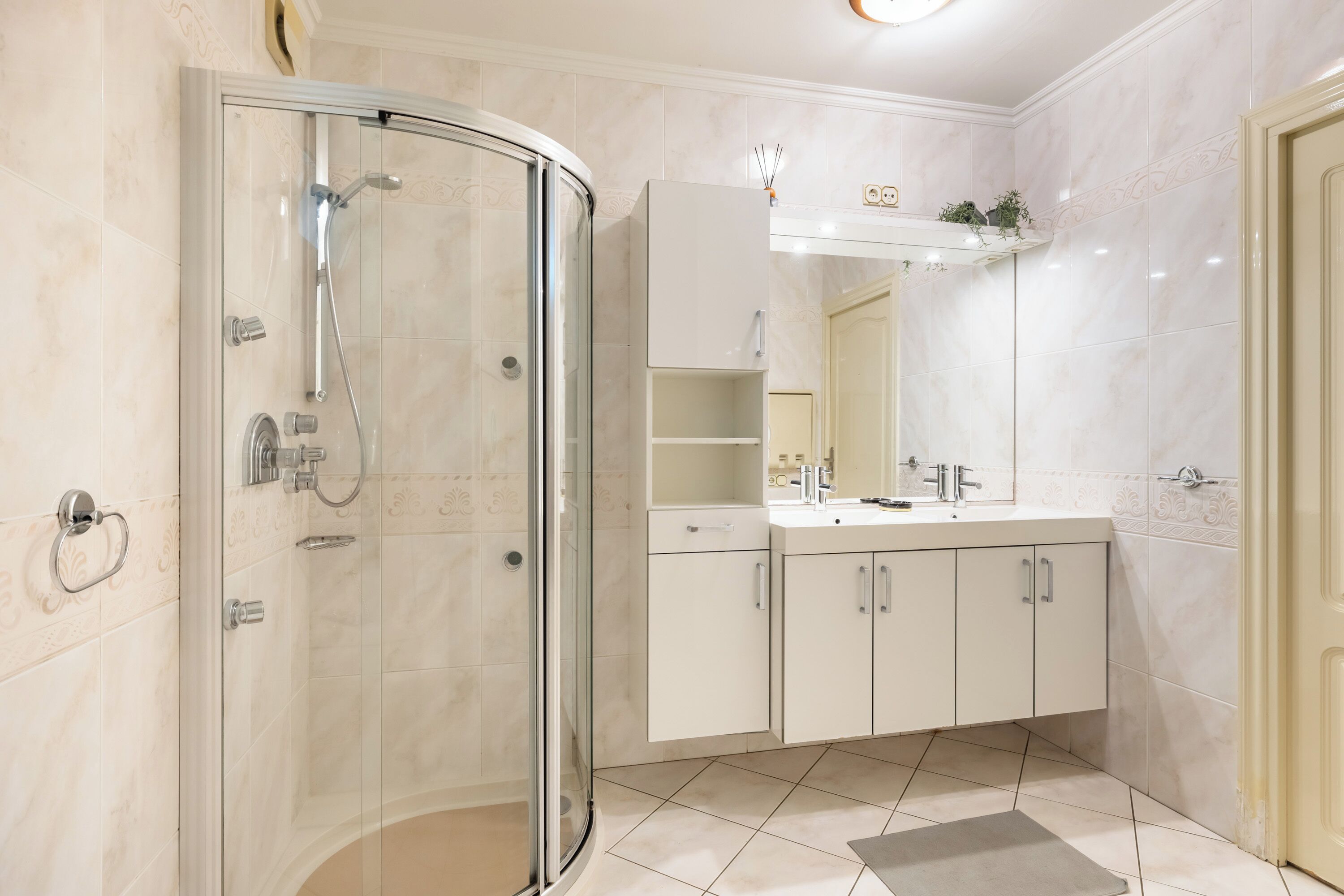 Shower, jetted tub, towels, toilet paper