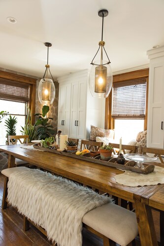 Historic Weston Loft w/ Balcony - Walk to Shops - Sleeps 6 - Downtown Views