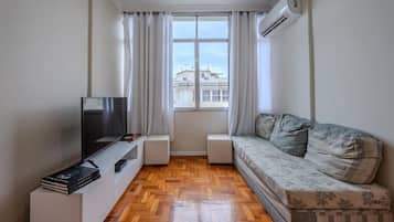 Appartement | Woonruimte | Een 32-inch televisie met kabelzenders en streamingdiensten