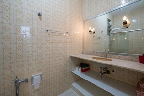 A bathroom with patterned tiles, a sink, a mirror, and a towel rack. - Flamengo amplo vista livre e 1 min metro (Rio de Janeiro)