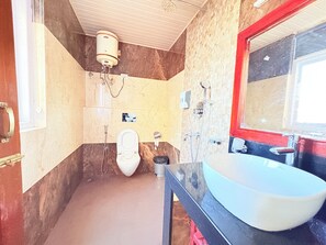 Kamar Double Premium, pemandangan gunung | Kamar mandi | Shower, perlengkapan mandi gratis,  dan handuk