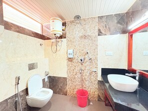 Habitación doble clásica | Baño | Regadera, amenidades de baño gratuitas, toallas 