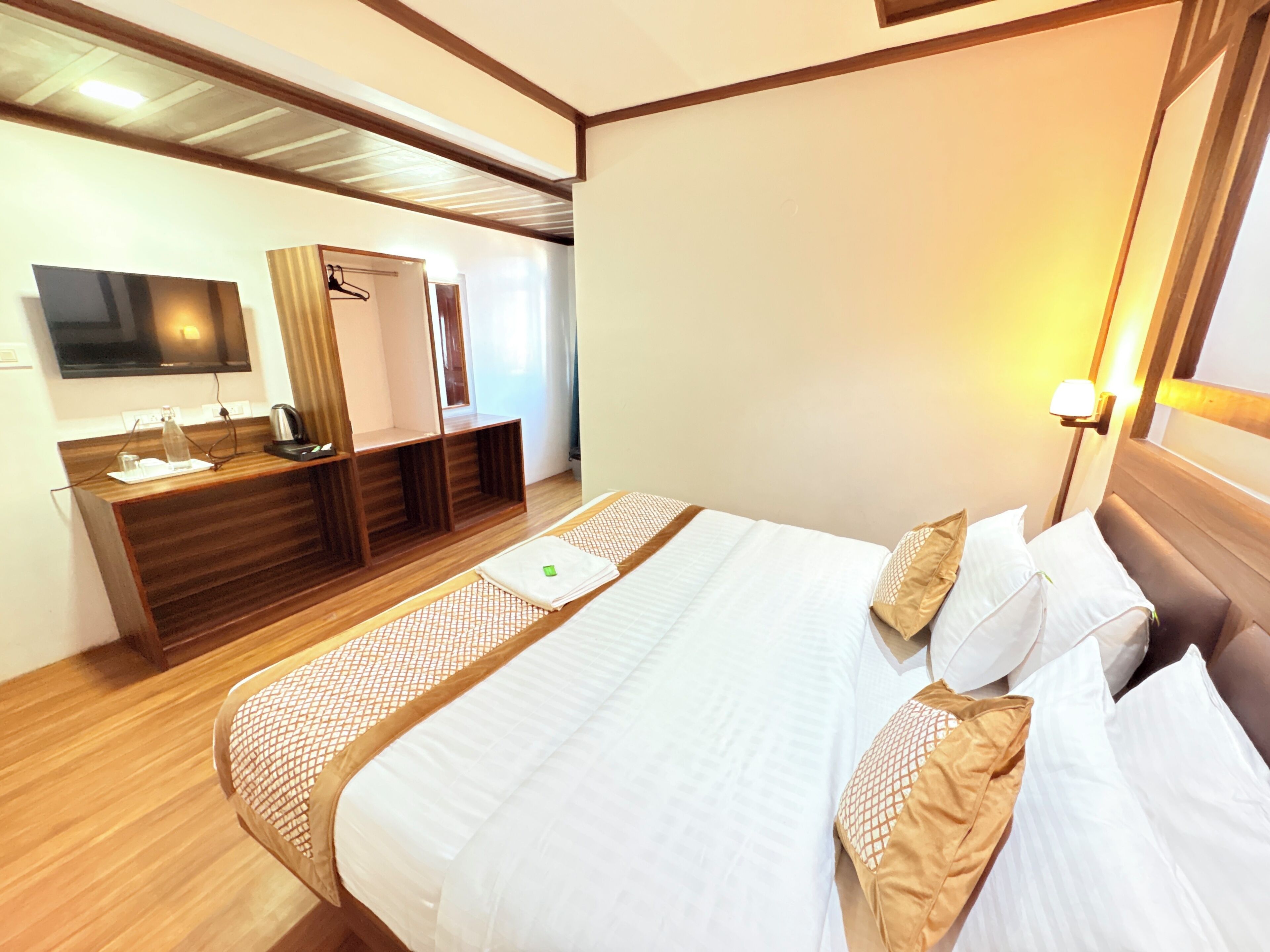 Premium Double Room, Mountain View | Desk, free WiFi