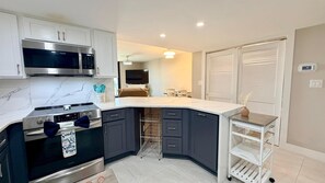 Frigorífico, microondas, horno y placa de cocina