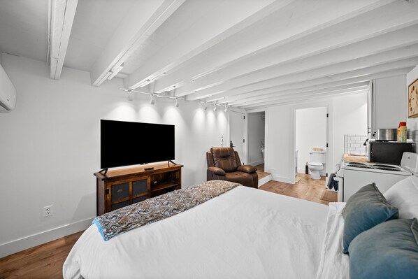 3 bedrooms, desk, iron/ironing board, free WiFi