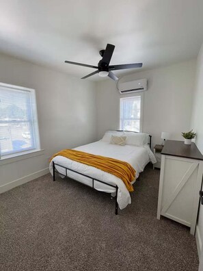 Room - 2bd Above Craft Coffee Shop, Downtown, by APSU (Clarksville)