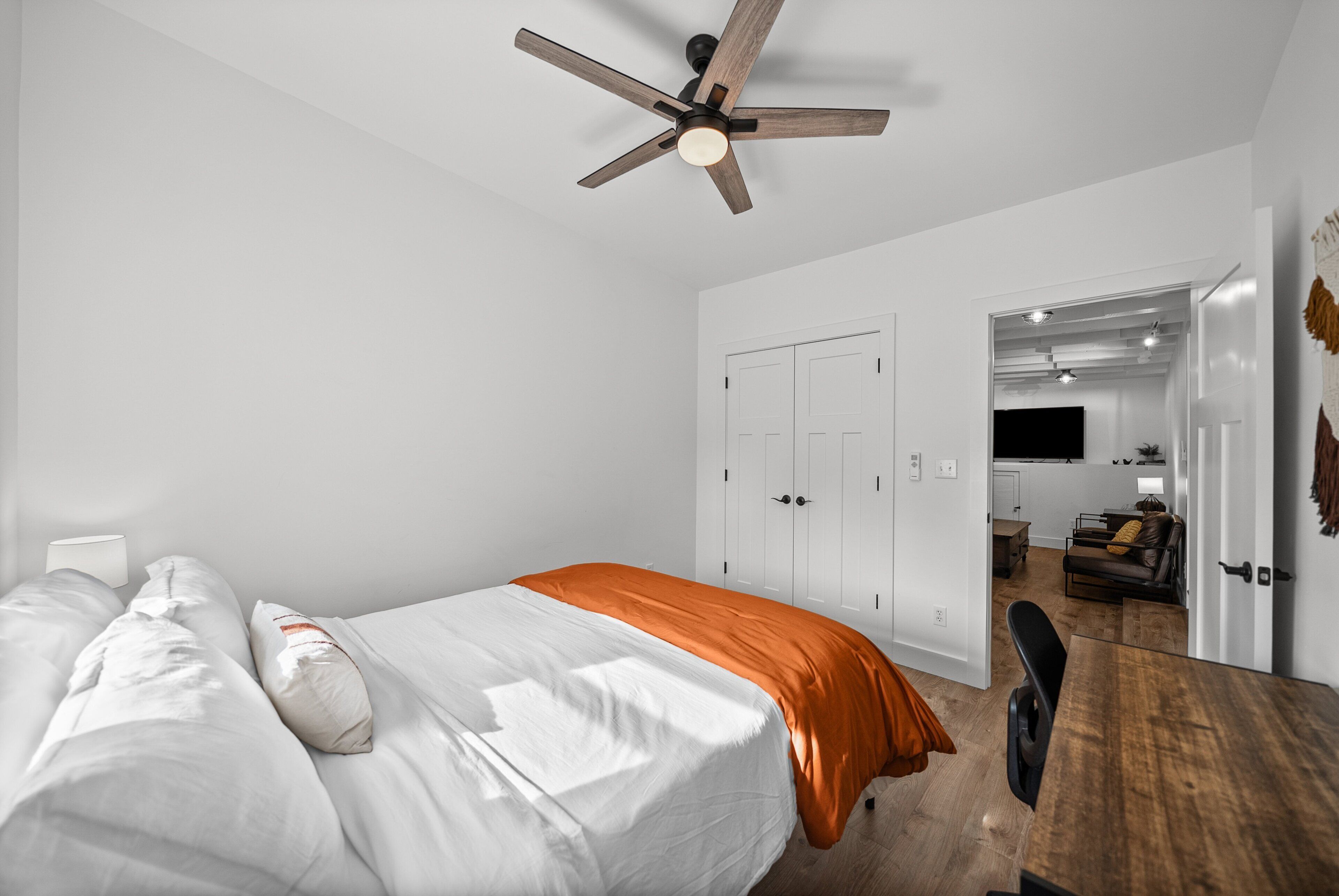 2 habitaciones, escritorio, tabla de planchar con plancha y wifi gratis 