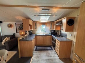 Fridge, oven, stovetop, coffee/tea maker - Chalet with Jacuzzi and Private Garden - Shared Pool in Summer Season (Hoenderloo)