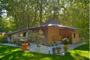 Outdoor dining - Quiet, secluded chalet ideal for couples Share Register (Rives-du-Loir-en-Anjou)