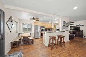 Fridge, microwave, oven, stovetop - Walk To Beach, Leg Rooftop Deck, Perfect for Families! (San Diego)