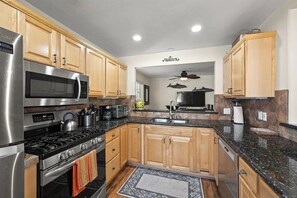 Fridge, microwave, oven, stovetop - Walk To Beach, Leg Rooftop Deck, Perfect for Families! (San Diego)