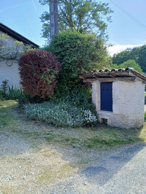 Property grounds - Country house with swimming pool close to hiking trails and river (Les Essards)