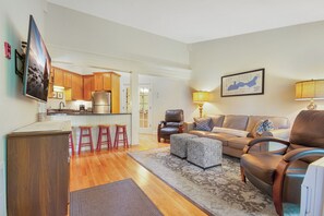 Living area - Lovely 2-bedroom condo with AC in Fontana-on-Geneva Lake (Fontana-on-Geneva Lake)