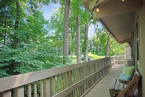 Terrace/patio - Lovely 2-bedroom condo with AC in Fontana-on-Geneva Lake (Fontana-on-Geneva Lake)