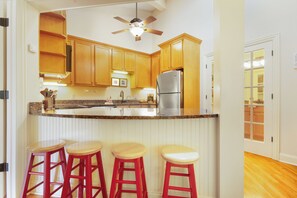 Private kitchen - Lovely 2-bedroom condo with AC in Fontana-on-Geneva Lake (Fontana-on-Geneva Lake)