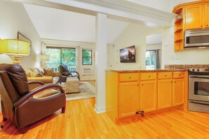 Interior - Lovely 2-bedroom condo with AC in Fontana-on-Geneva Lake (Fontana-on-Geneva Lake)