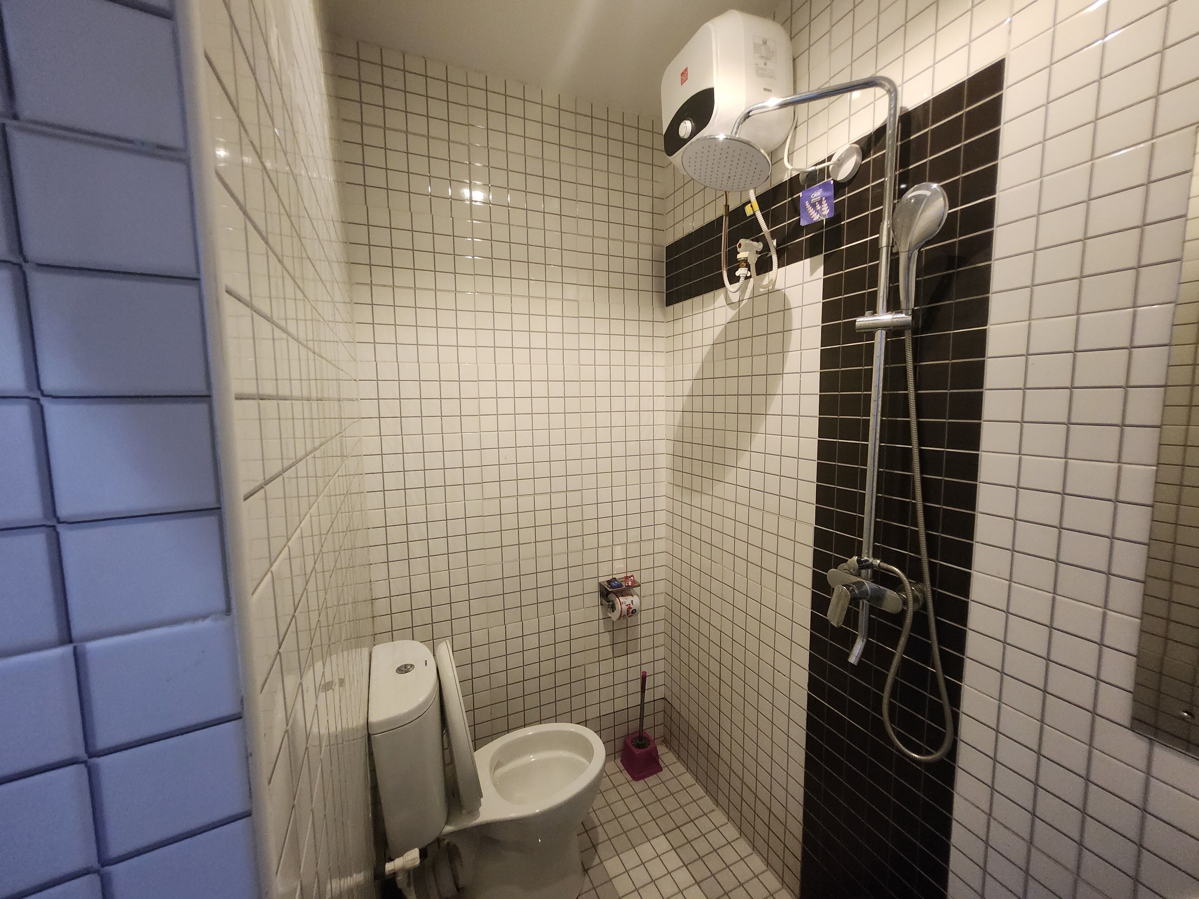 Habitación ejecutiva, 1 cama King size, aire acondicionado | Baño | Regadera, regadera tipo lluvia, amenidades de baño gratuitas, toallas 