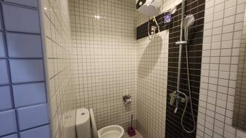 Executive Room, 1 King Bed, Air conditioning | Bathroom | Shower, rainfall showerhead, free toiletries, towels