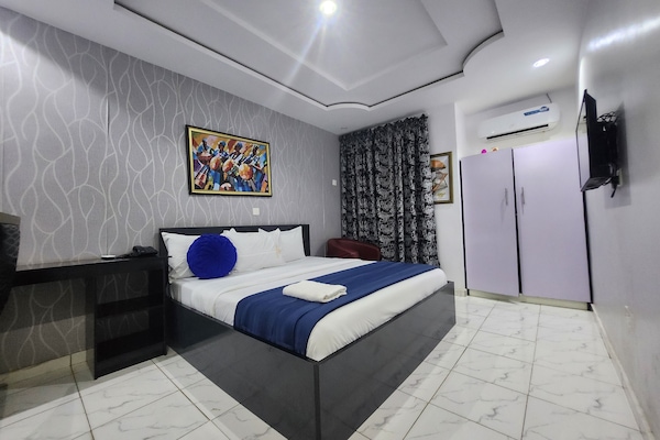 Executive Room, 1 King Bed, Air conditioning | Premium bedding, desk, laptop workspace, bed sheets