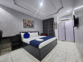 Quarto executivo, 1 cama King, ar-condicionado | Roupas de cama premium, escrivaninha, espaço de trabalho para notebook