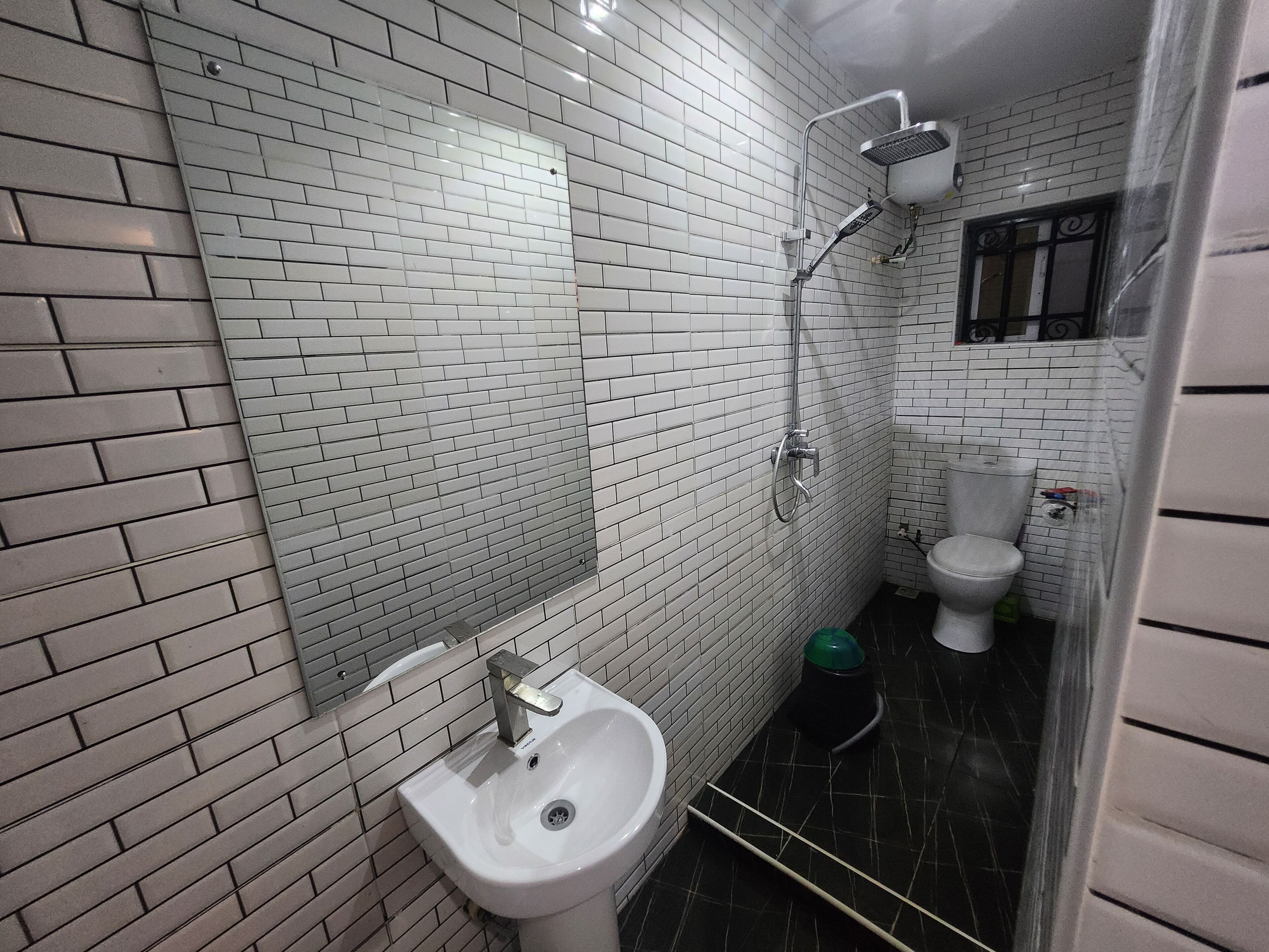 Habitación Deluxe, 1 cama Queen size, aire acondicionado | Baño | Regadera, regadera tipo lluvia, amenidades de baño gratuitas, toallas 